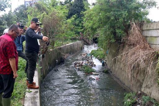 Aliran Sungai Bederah Terhambat, Plt Wali Kota Medan Tinjau ke Helvetia