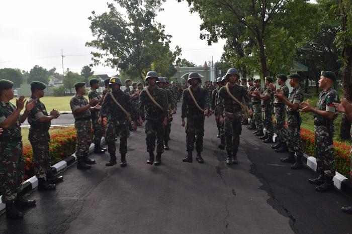 Yonarmed 12/Divif 2 Kostrad Sambut Kedatangan 10 Bintara Remaja di Ngawi