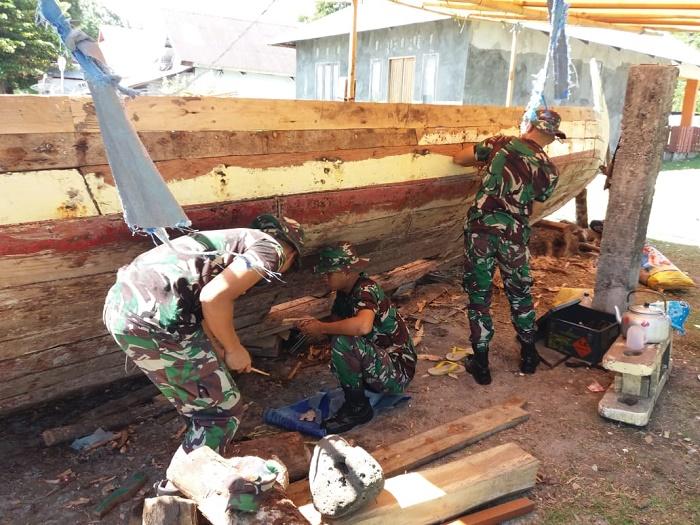 Satgas TNI Yonif RK 136/TS Bantu Perbaiki Perahu Warga di Saparua Timur