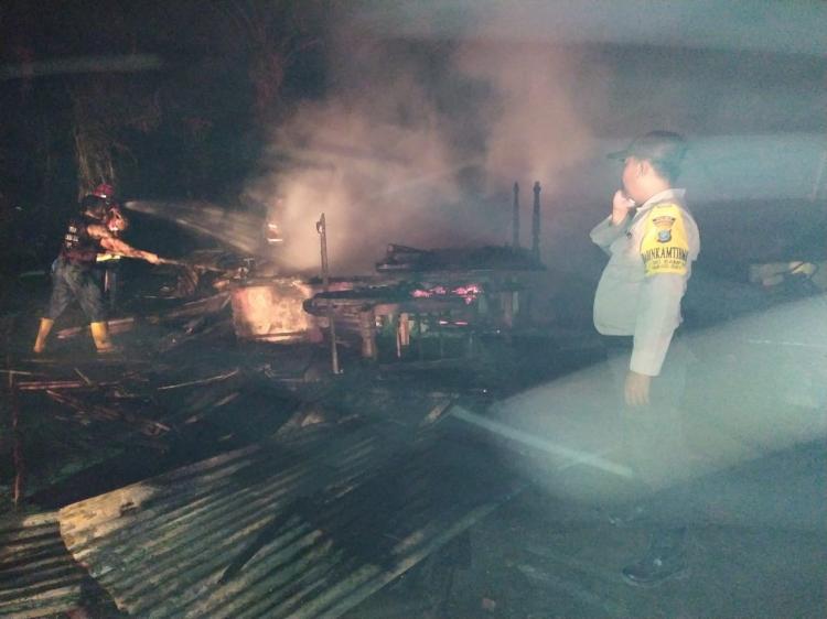 Dua Unit Rumah Semi Permanen di Sei Bamban Ludes Terbakar