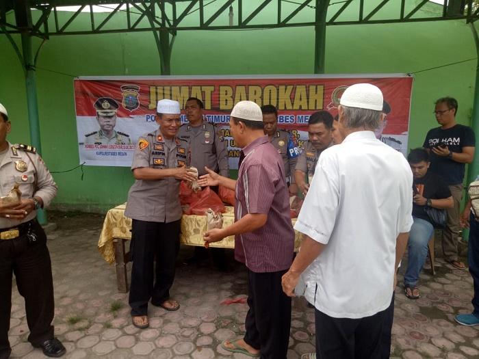 Ratusan Nasi Bungkus Dibagikan Polsek Medan Timur di Jumat Barokah