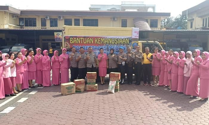 Kapolrestabes Medan Serahkan Bantuan untuk Korban Banjir Tapteng