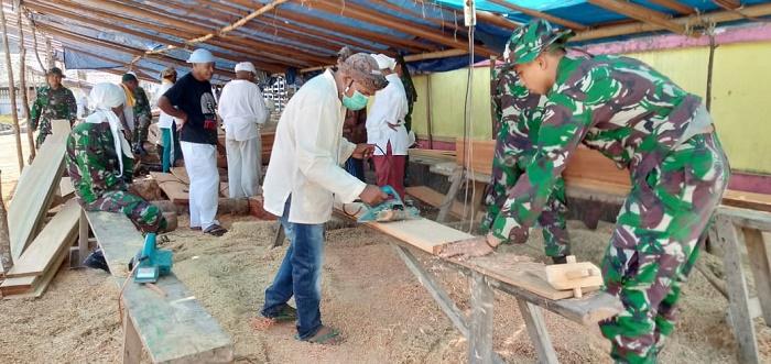 Yonif Raider Khusus 136 Perbaiki Sarana Ibadah di Negeri Rohomoni Maluku