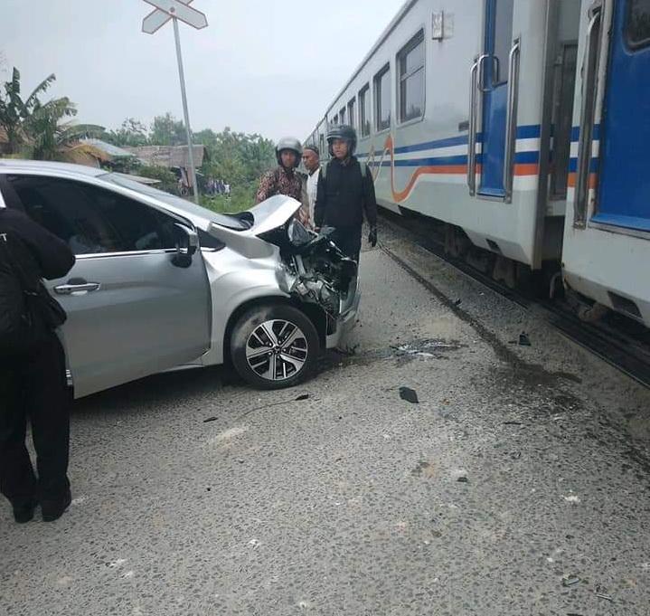 Mobil Minibus Tabrak Kereta Api di Kecamatan Beringin