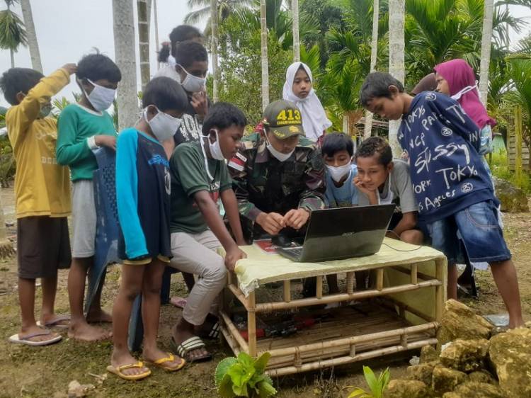 Satgas TNI Yonif 413 Kostrad Ajarkan Anak Perbatasan RI-PNG Literasi Digital