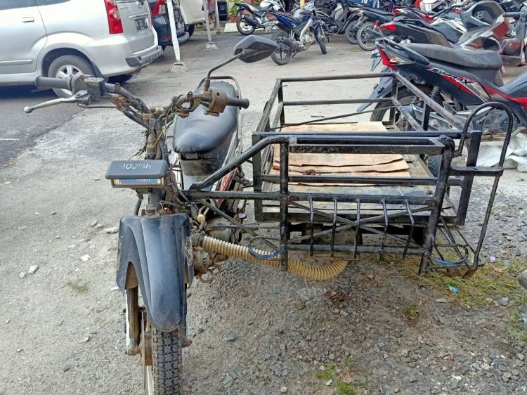 Tabrak Belakang Becak Bermotor, Pengendara Sepeda Motor Tewas