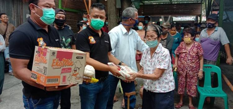Ketua Pewarta Gulirkan Bantuan Sembako kepada Warga Tionghoa Kurang Mampu Terdampak Corona