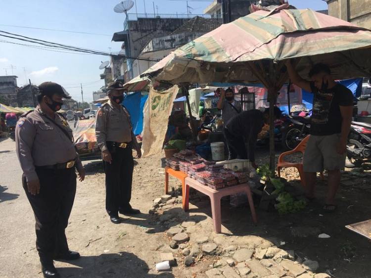Lawan Penyebaran Virus Corona, Polsek Medan Timur Cegah Kerumunan Massa di Pasar Bulan Medan