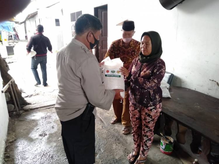 Polsek Medan Timur Bagikan Sembako kepada Warga Kurang Mampu Terdampak Corona di Jalan Jemadi