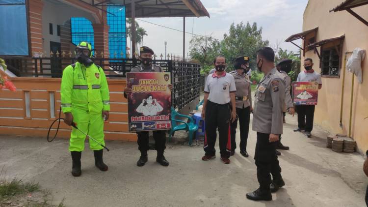 Ops Yustisi, Sat Sabhara Polresta Deli Serdang Semprotkan Cairan Disinfektan ke Pemukiman Warga