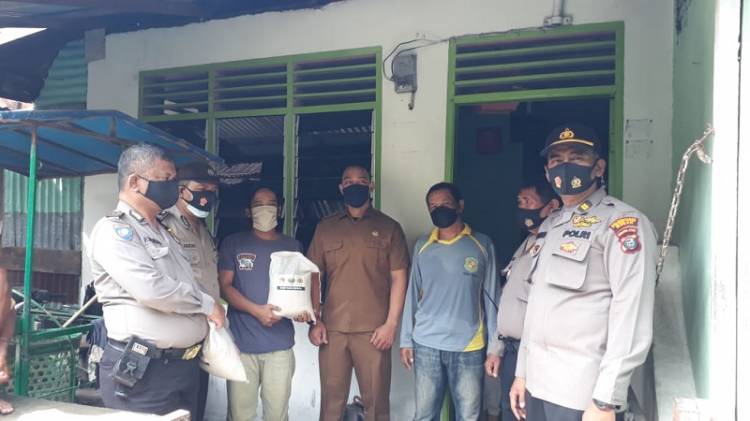 Polsek Medan Timur Berbagi Sembako untuk Warga Kurang Mampu di Wilayah Hukumnya
