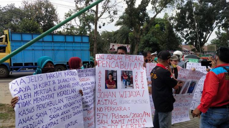 Viral Kasus Cabul Ayah Kandung, Korban dan Keluarga Unjuk Rasa Ke Pengadilan