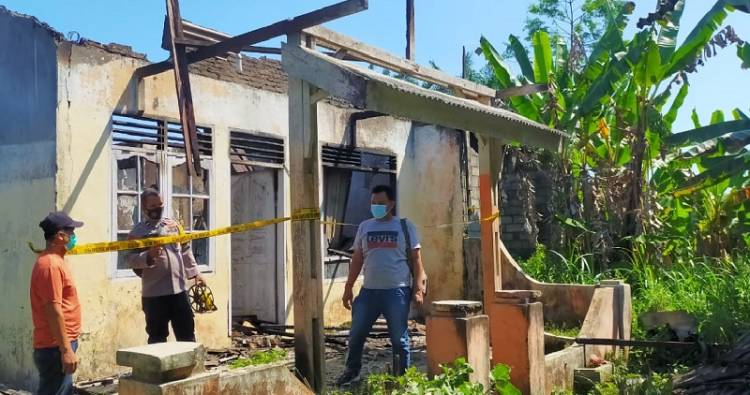 Kebakaran di Perumahan Sumbul Lestari, Kecamatan STM Hilir, Satu Unit Rumah Hangus