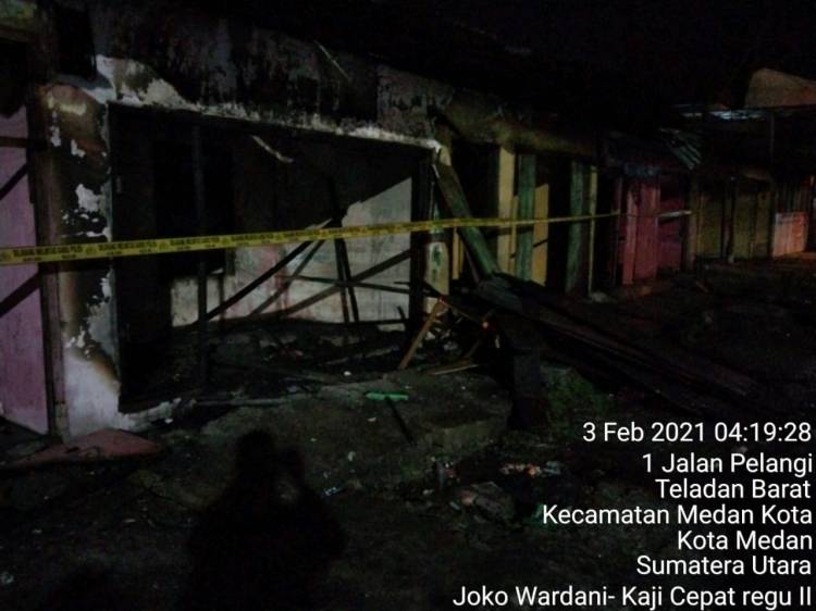 Delapan Unit Kios Kosong di Jalan Pelangi Terbakar