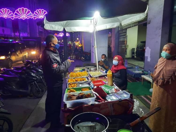 Lawan Corona, Polisi Ajak warga dan Pedagang Angkringan Disiplin Prokes di Medan