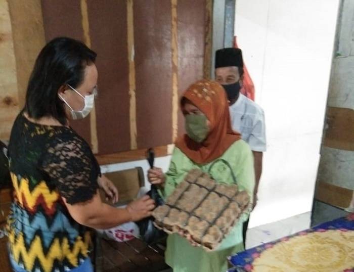 Warga Kurang Mampu Terima Bantuan Sembako dari Polsek Medan Timur