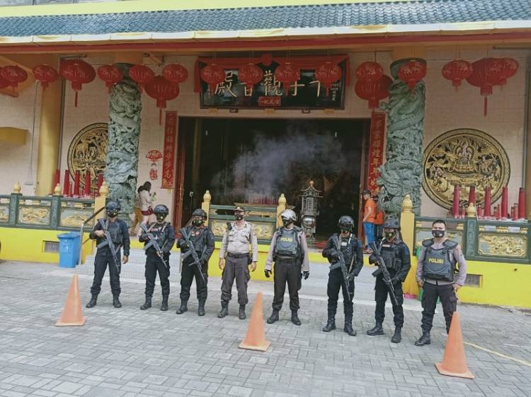 Tahun Baru Imlek, Polisi Kawal Penerapan Prokes di Vihara Setia Budi Medan