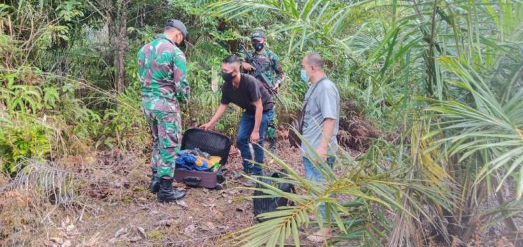 Satgas Pamtas RI-Malaysia Yonif 642/Kapuas Amankan 12 orang Pekerja Migran Non-Prosedural
