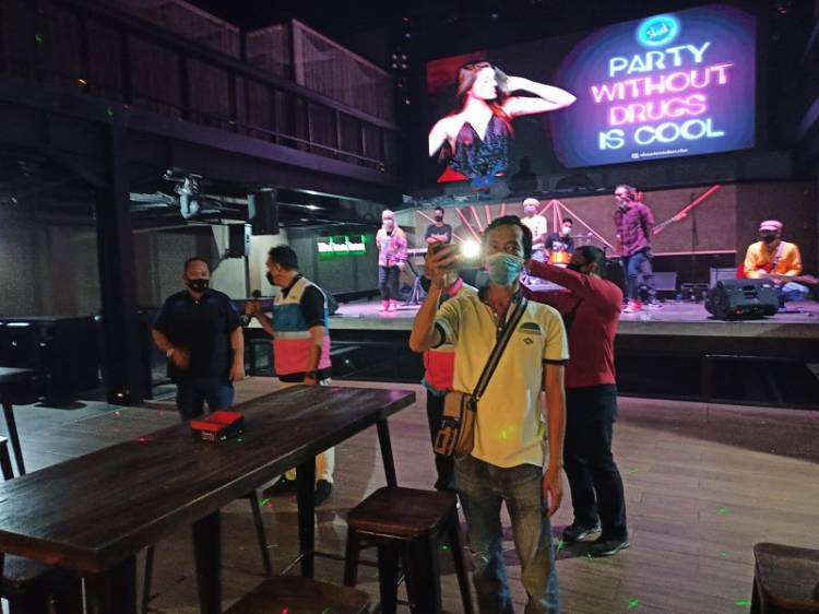 Langgar Aturan Prokes, Polisi Bubarkan Kerumunan dari Tempat Hiburan Malam di Medan