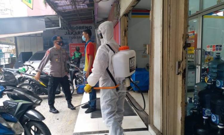 Brimob Polda Sumut Gencar Semprot Disinfektan di Fasilitas Umum