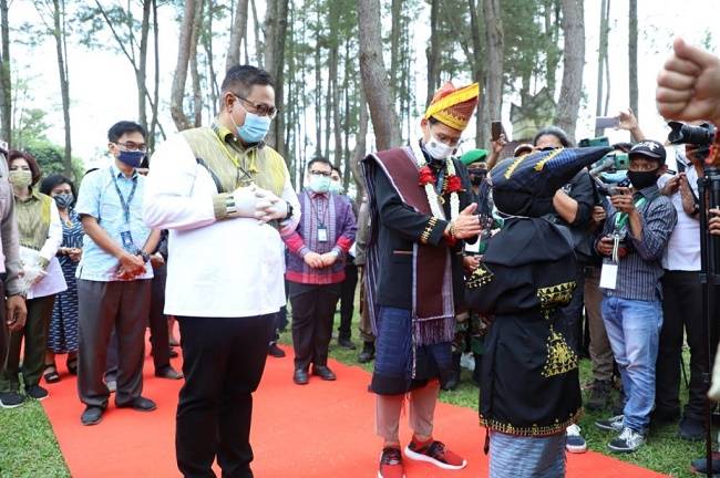 Ke Dairi, Sandiaga Uno Jadi Warga Kehormatan Suku Pakpak, Marga Kudadiri