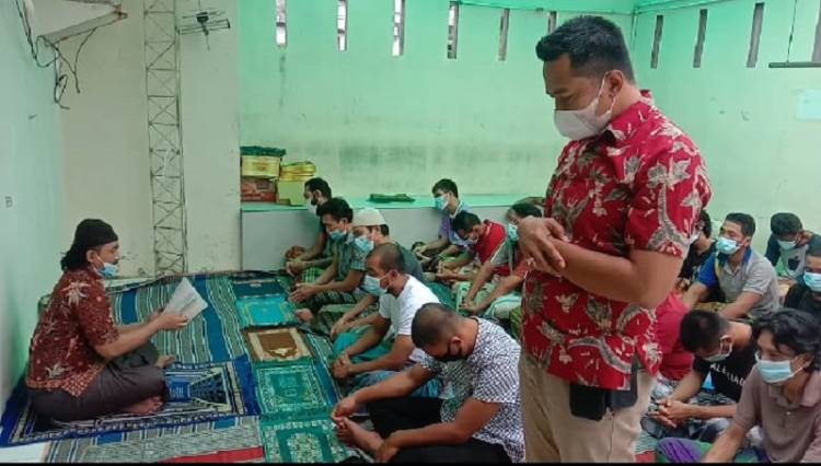 Terapkan Protokol Kesehatan, Kanit Reskrim Polsek Medan Baru Sholat Jumat Bersama Tahanan
