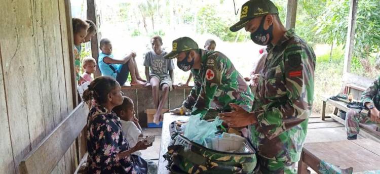 Satgas TNI 413 Kostrad Gelar Pengobatan Keliling