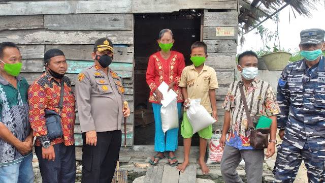 Jelang Imlek, Kapolres Batubara Berikan Bantuan Sembako untuk Warga Tionghoa di Tanjung Tiram