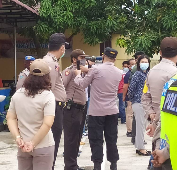 Rasa Peduli Pimpinan, Kompol Pardamean Hutahean Perbaiki Baju Dinas Anggota