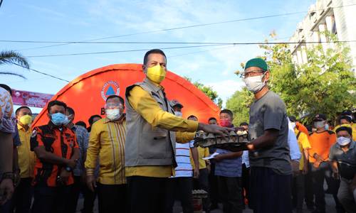 Wagub Musa Rajekshah Berikan Bantuan Korban Kebakaran di Sibolga