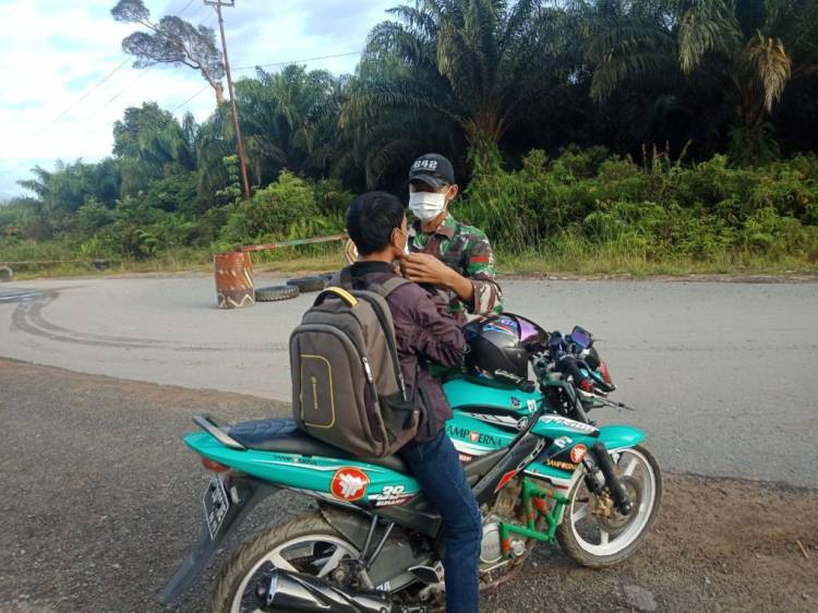 Satgas Pamtas Yonif 642 Distribusikan Hand Sanitizer, Masker dan Vitamin Secara Door To Door