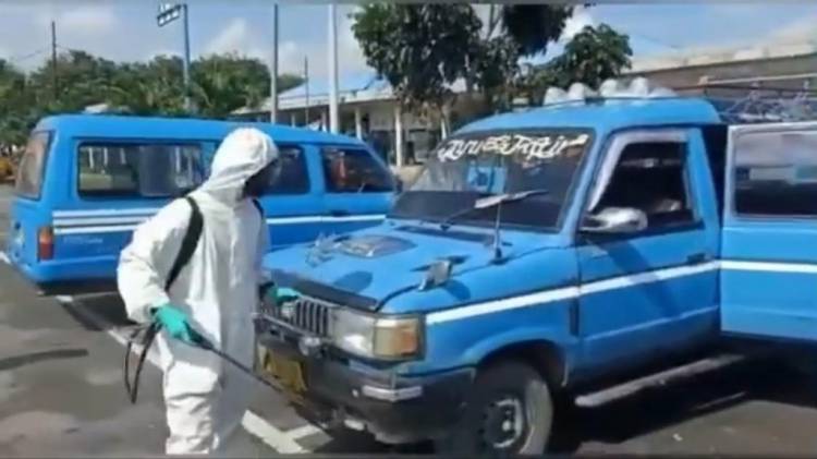 Cegah Covid-19, Brimob Polda Sumut Semprot Disinfektan di Terminal Pinang Baris