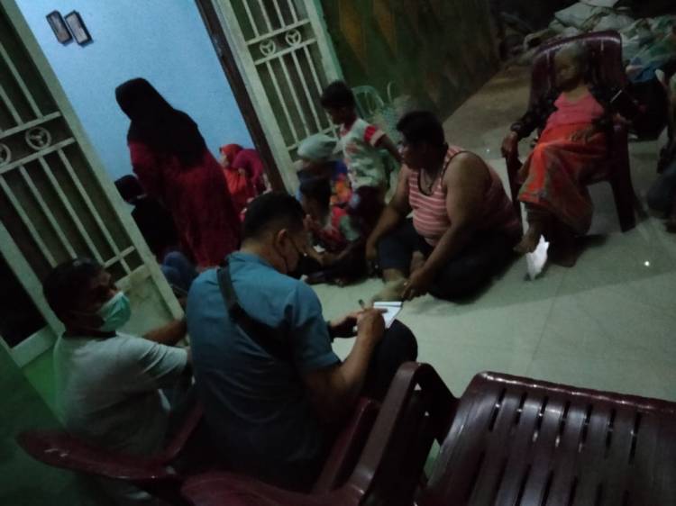 Pria Tua Ditemukan Tewas dengan Posisi Tertimpa Sepeda Motor di Sawah