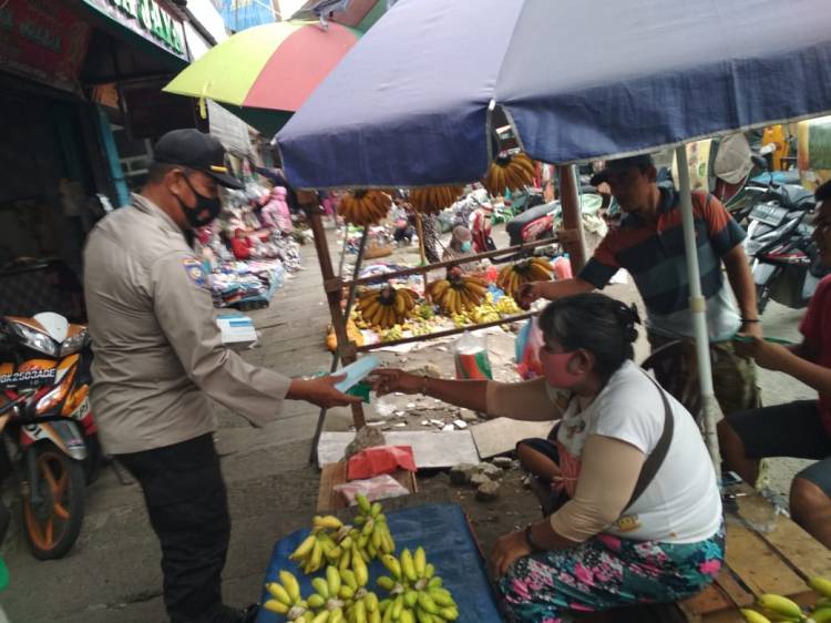 Lawan Corona, Polisi Bagikan Masker Kepada Pedagang Pasar Sukaramai 