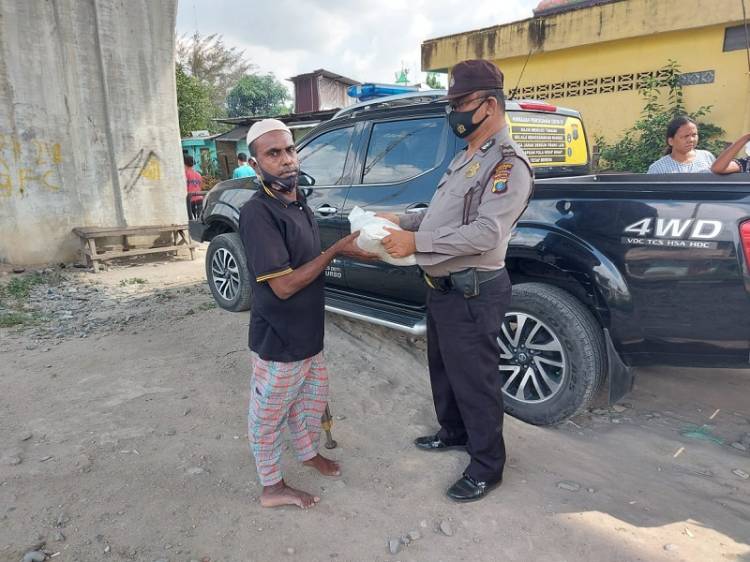 Warga Pinggir Rel Kereta Api Terima Bantuan Sembako dari Kapolsek Medan Timur