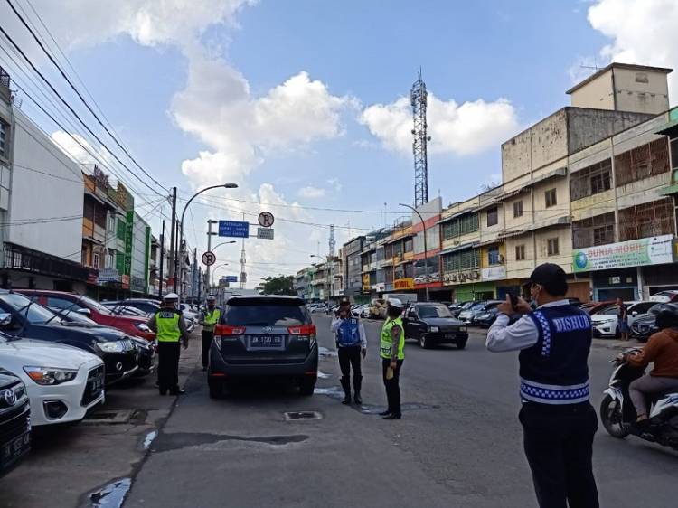 Parkir Sembarangan di Jalan Nibung Raya, Satlantas Polsek Medan Baru Minta Pengusaha Showroom Tertibkan Kendaraan