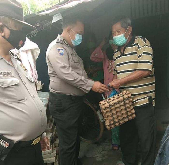 Jumat Berkah, Polsek Medan Timur Berbagi Sembako untuk Warga Kurang Mampu