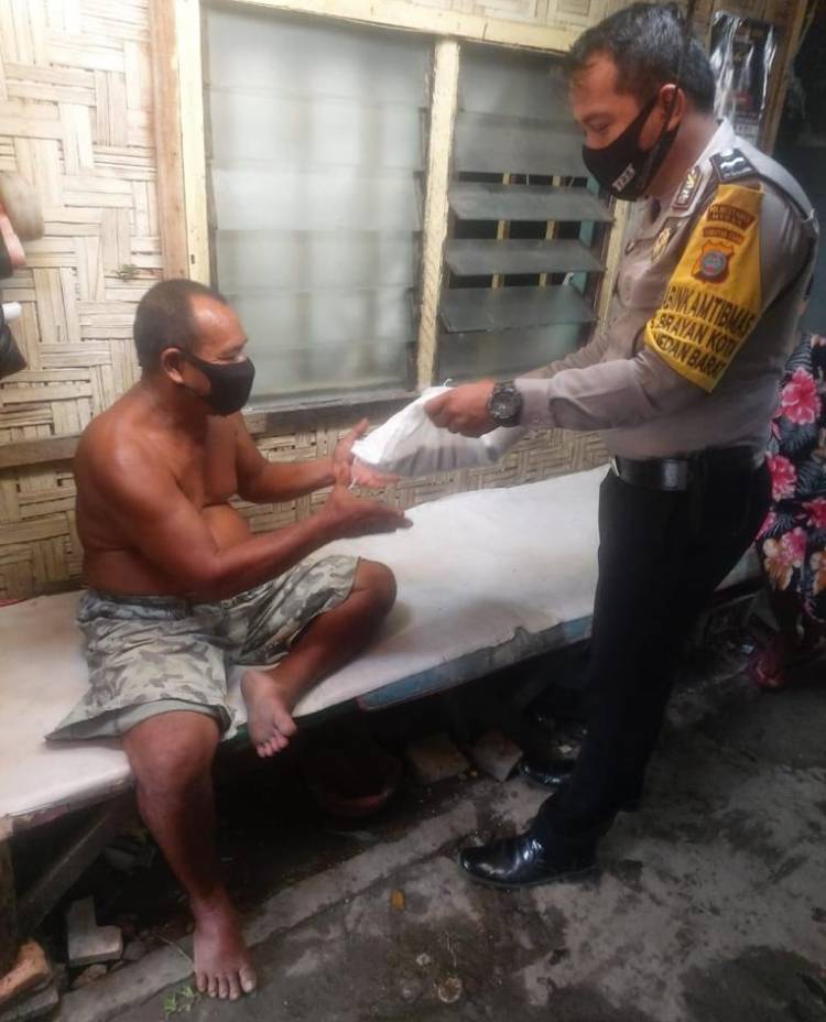 Polsek Medan Barat Gulirkan Bantuan 30 Karung Beras kepada Warga Kurang Mampu di Brayan