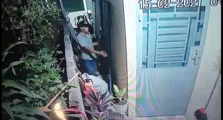 Sadar Aksinya Terekam CCTV, Pelaku Kembalikan Barang Curiannya