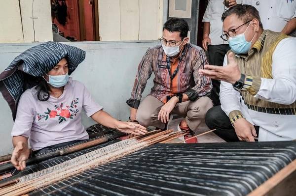 Resmikan Kampung Ulos di Dairi, Menparekraf Dorong Pengrajin Berinovasi Tingkatkan Produksi
