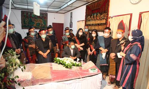 Sekdaprov Sumut Sabrina Melayat Orangtua Ketua BPK Perwakilan Sumut di Pematangsiantar