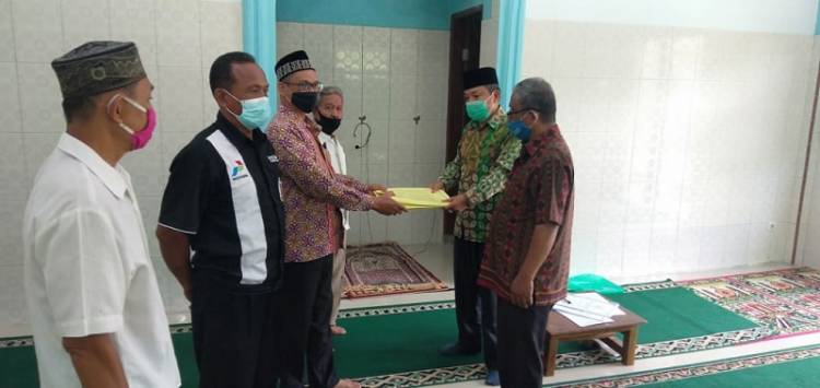 Kepala KUA Medan Sunggal Serahkan Akta Ikrar Wakaf Mesjid Assalam