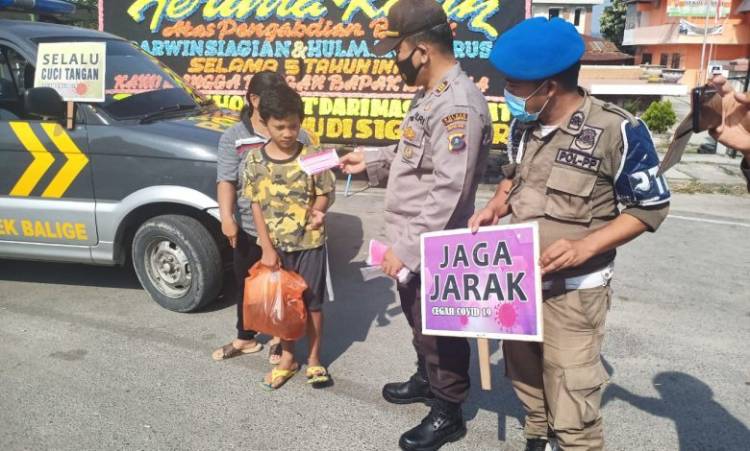 Operasi Yustisi, Polsek Balige Berbagi Masker di Pasar Balige