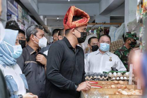 Vaksinasi Covid-19 di Pasar Titi Kuning, Wali Kota Medan Apresiasi Antusias Pedagang