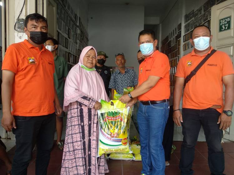 Jumat Barokah, Ketua Pewarta Bagikan Sembako Kepada Kaum Duafa dan Santuni Anak Yatim