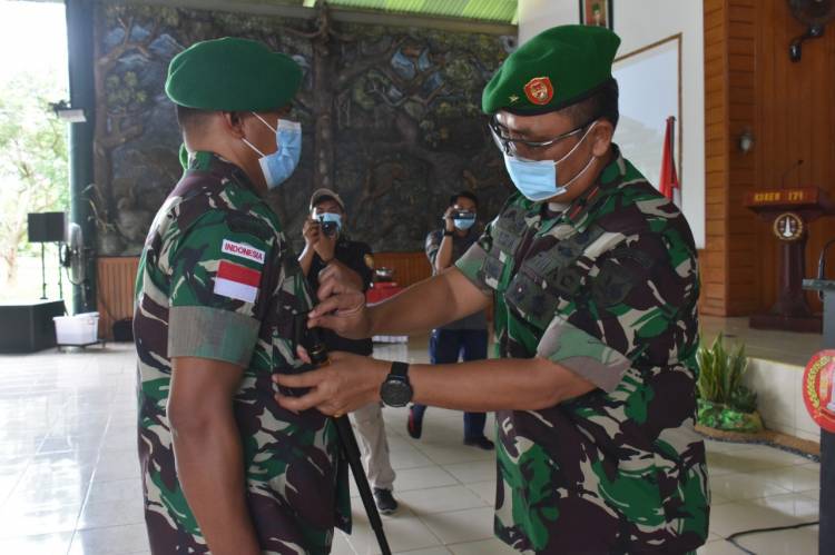Danrem 174/ATW Merauke Sematkan Tanda Jabatan kepada Kasrem dan Kasiren Yang Baru