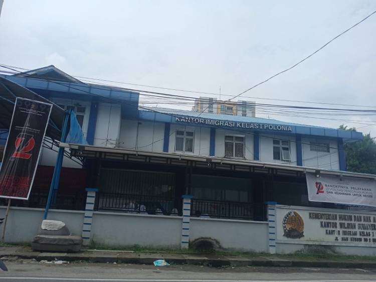 Warga Keluhkan Keberadaan Calo di Kantor Imigrasi Kelas I Polonia Medan