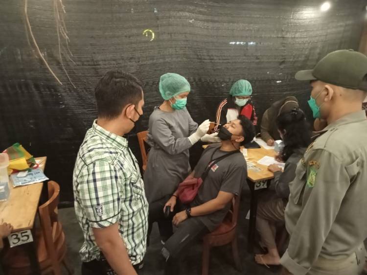 Polsek Medan Baru Lakukan Swab Antigen Terhadap Pengunjung Habitat Cafe