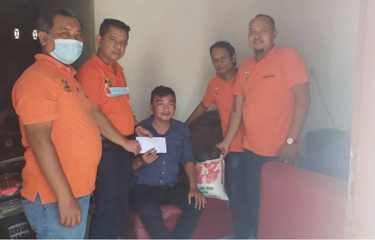 Wakil Ketua dan Anggota Sakit, Ketua Pewarta Jenguk dan Berikan Santunan