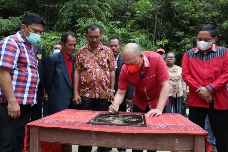 Bupati Taput Resmikan Jembatan Nikson-Sarlandy di Desa Pertengahan Parmonangan